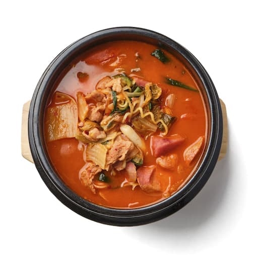 猪肉香肠，面条，蔬菜辣汤